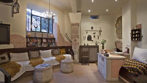 Lobby sitting area - Hotel Empress Zoe (Istanbul)