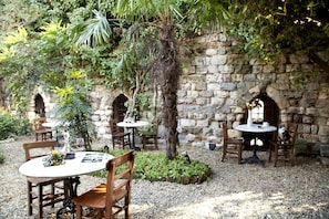 Outdoor dining - Hotel Empress Zoe (Istanbul)