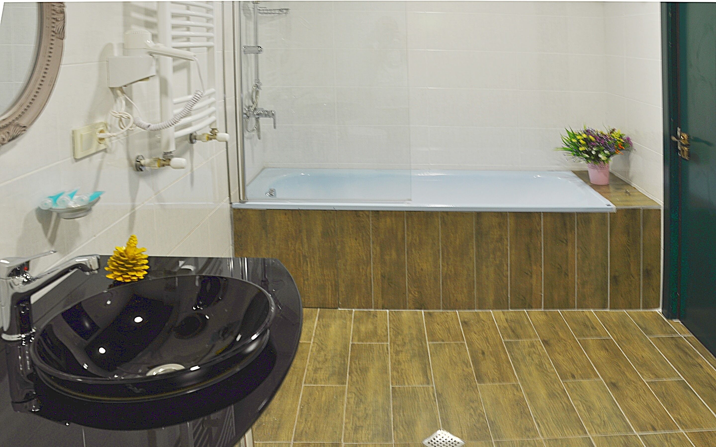 suite, 2 bedrooms | bathroom | free toiletries, hair dryer, slippers, towels