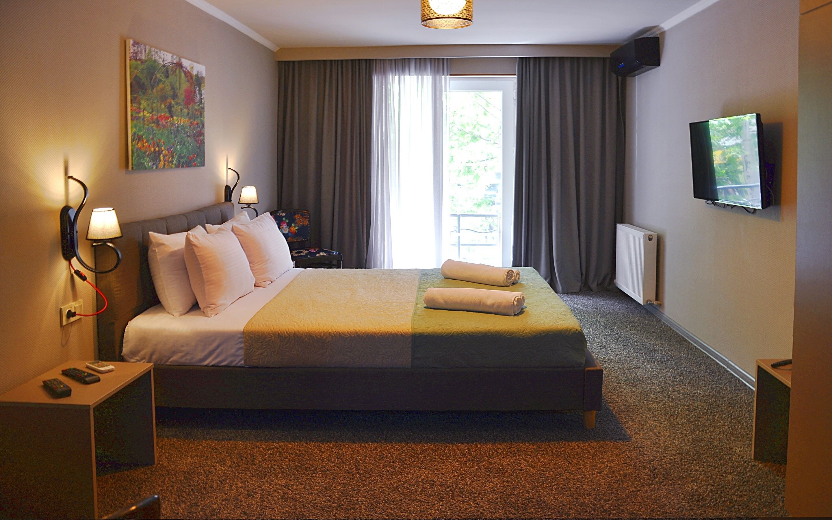 standard double room | minibar, desk, blackout curtains, soundproofing
