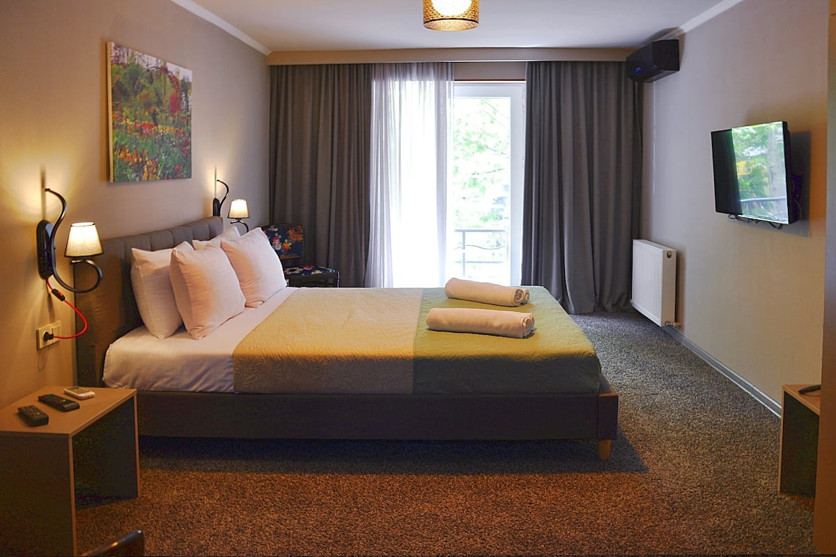 standard double room | minibar, desk, blackout curtains, soundproofing