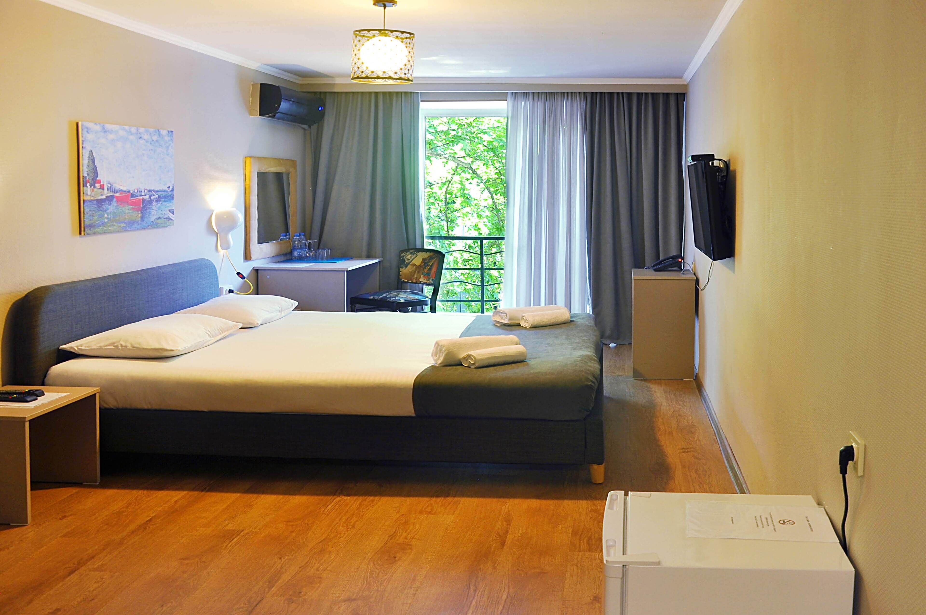 standard double room | minibar, desk, blackout curtains, soundproofing