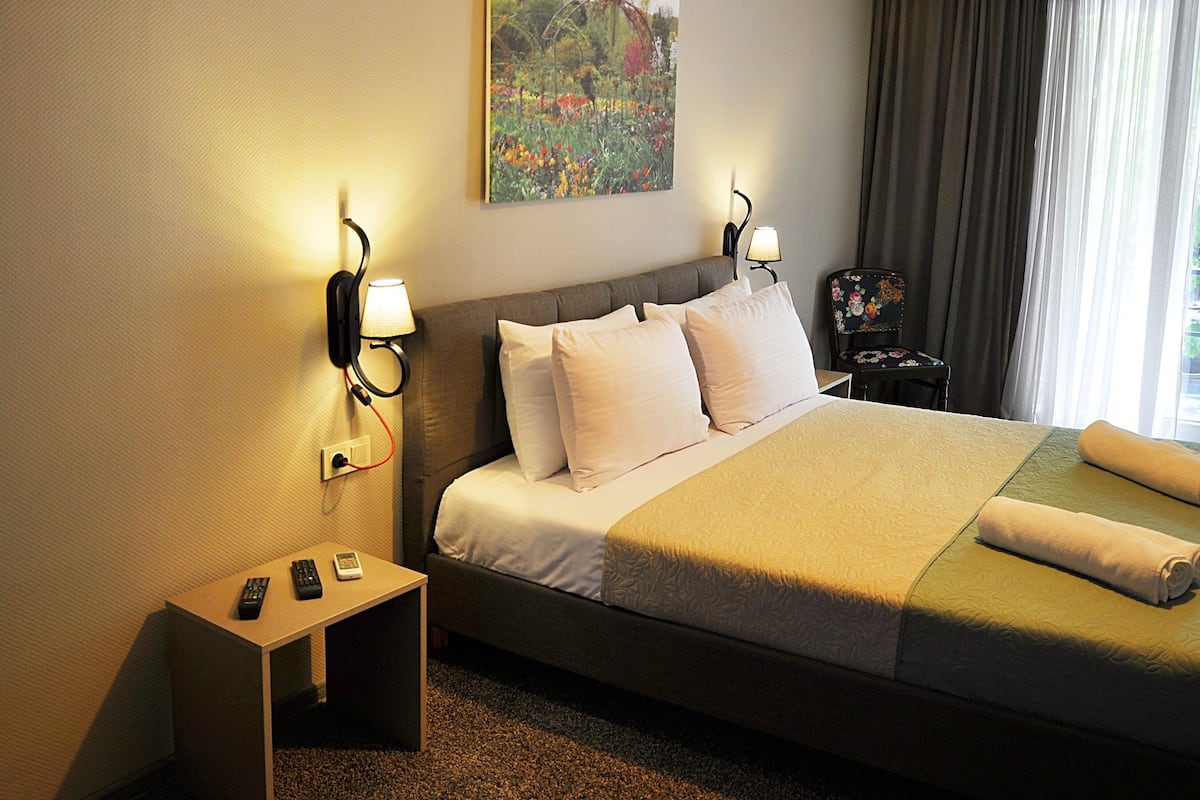 Minibar, desk, blackout drapes, soundproofing