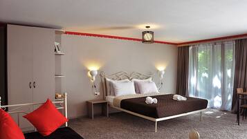Family Suite | Minibar, desk, blackout curtains, soundproofing
