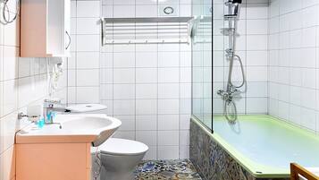 Family Suite | Bathroom | Free toiletries, hair dryer, slippers, towels