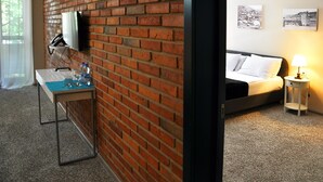 Minibar, desk, blackout curtains, soundproofing - Art Hotel Claude Monet (Tbilisi)