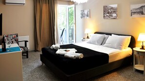 Minibar, desk, blackout curtains, soundproofing - Art Hotel Claude Monet (Tbilisi)