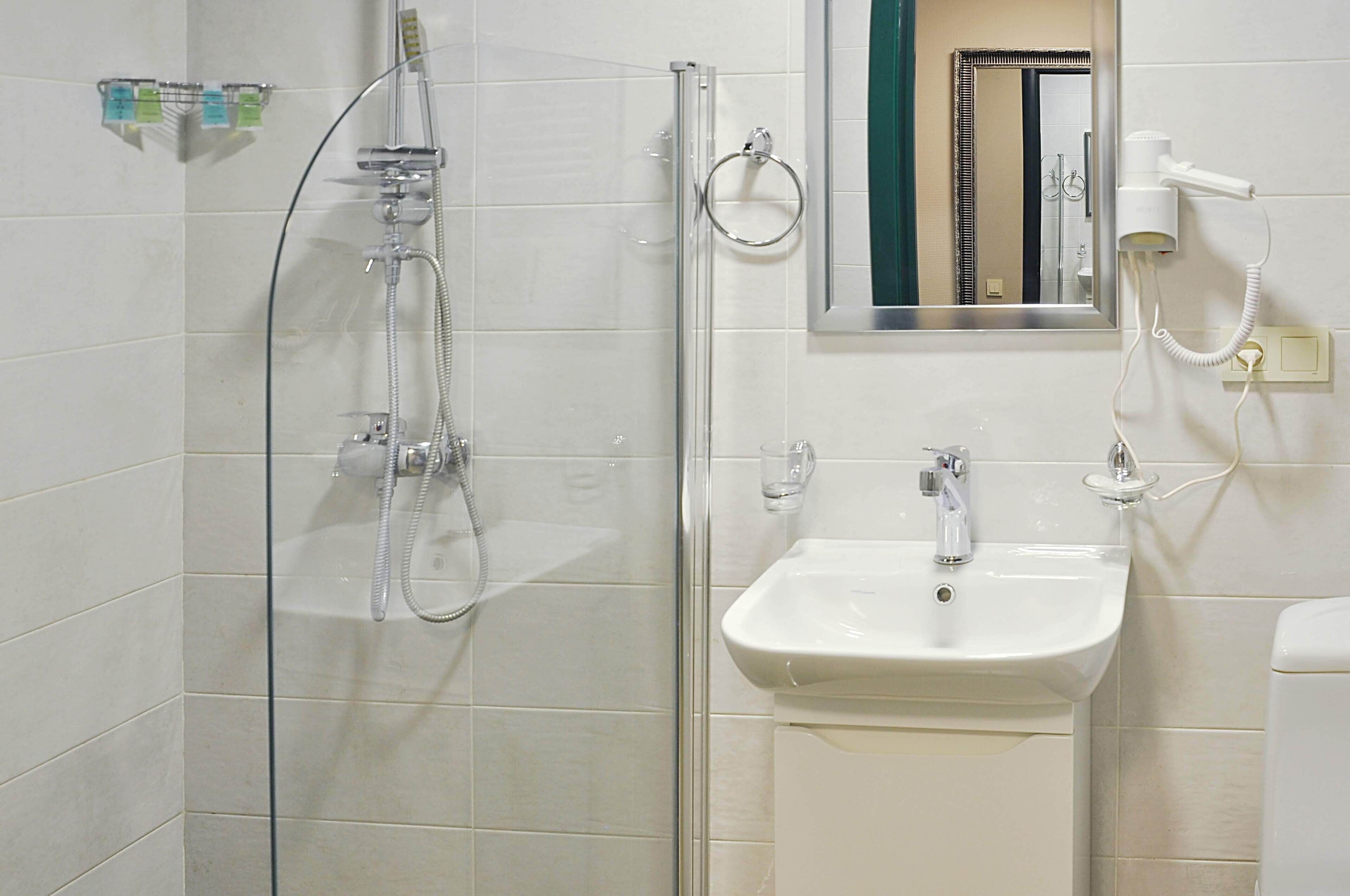 junior suite | bathroom | free toiletries, hair dryer, slippers, towels