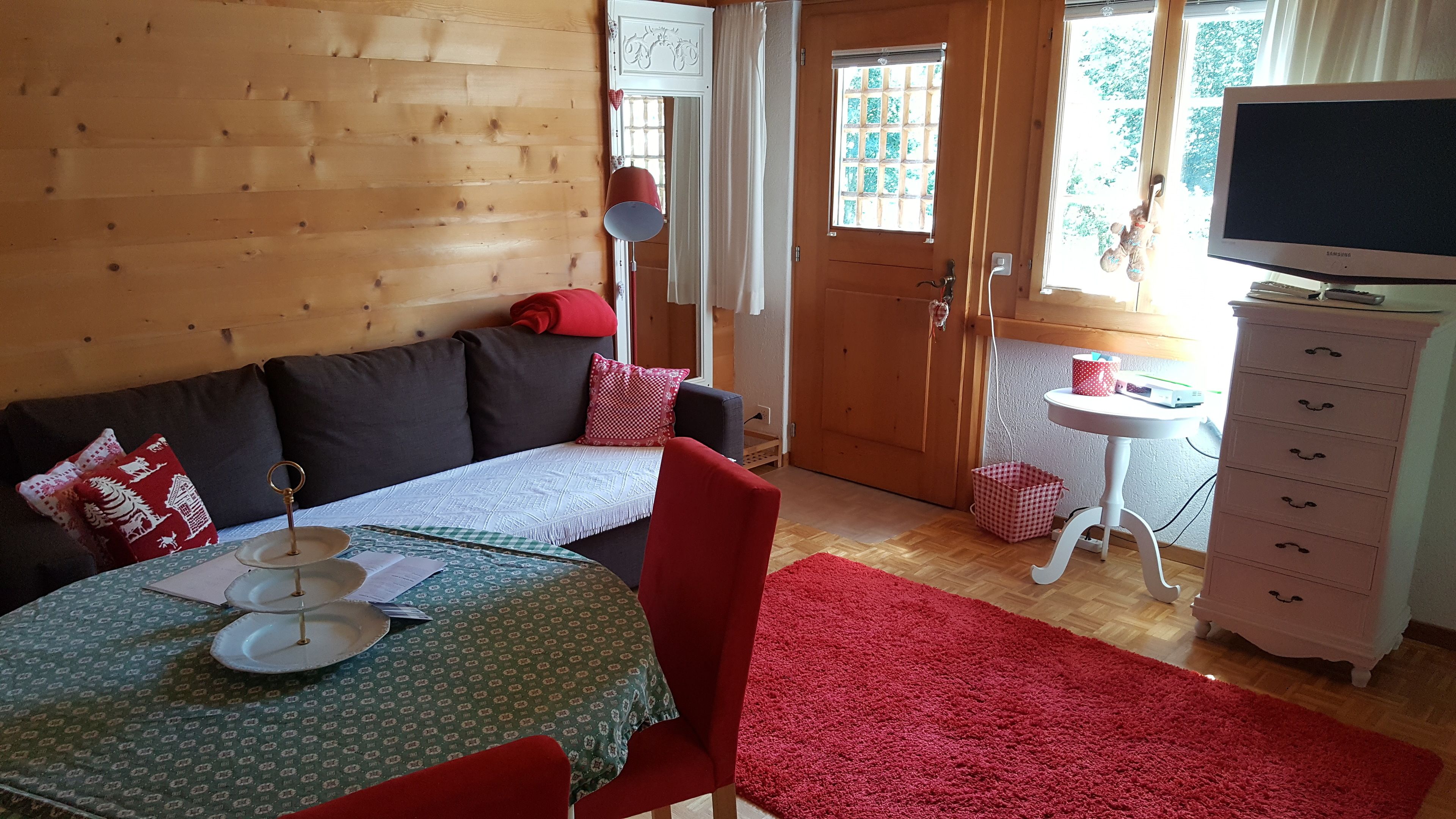 Minibar, decoración personalizada, muebles diferentes y cunas gratuitas 