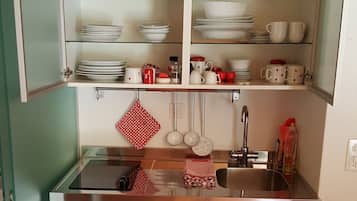 Studio, pemandangan gunung, tepi gunung | Dapur kecil pribadi | Lemari es, microwave (berdasarkan permintaan), dan kompor