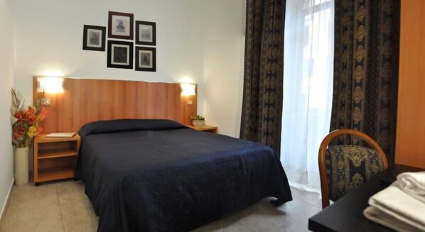 غرفة مزدوجة أو بسريرين منفصلين - بحمام خاص | خزنة داخل الغرفة ومكتب وواي فاي مجانًا