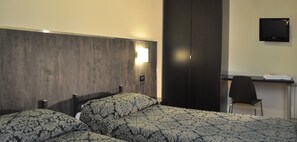 エコノミー ツインルーム 専用バスルーム | セーフティボックス (室内)、デスク、WiFi (無料)