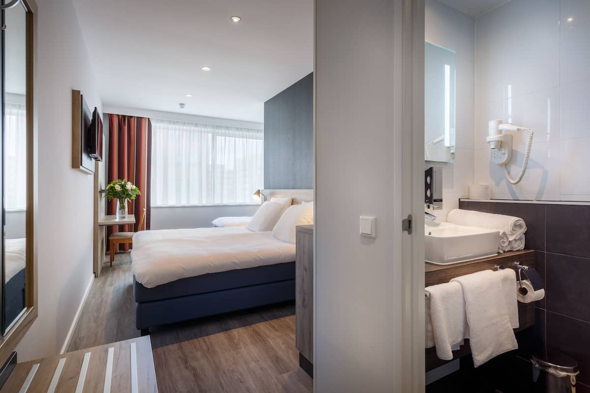 Triple Room | Minibar, in-room safe, desk, soundproofing