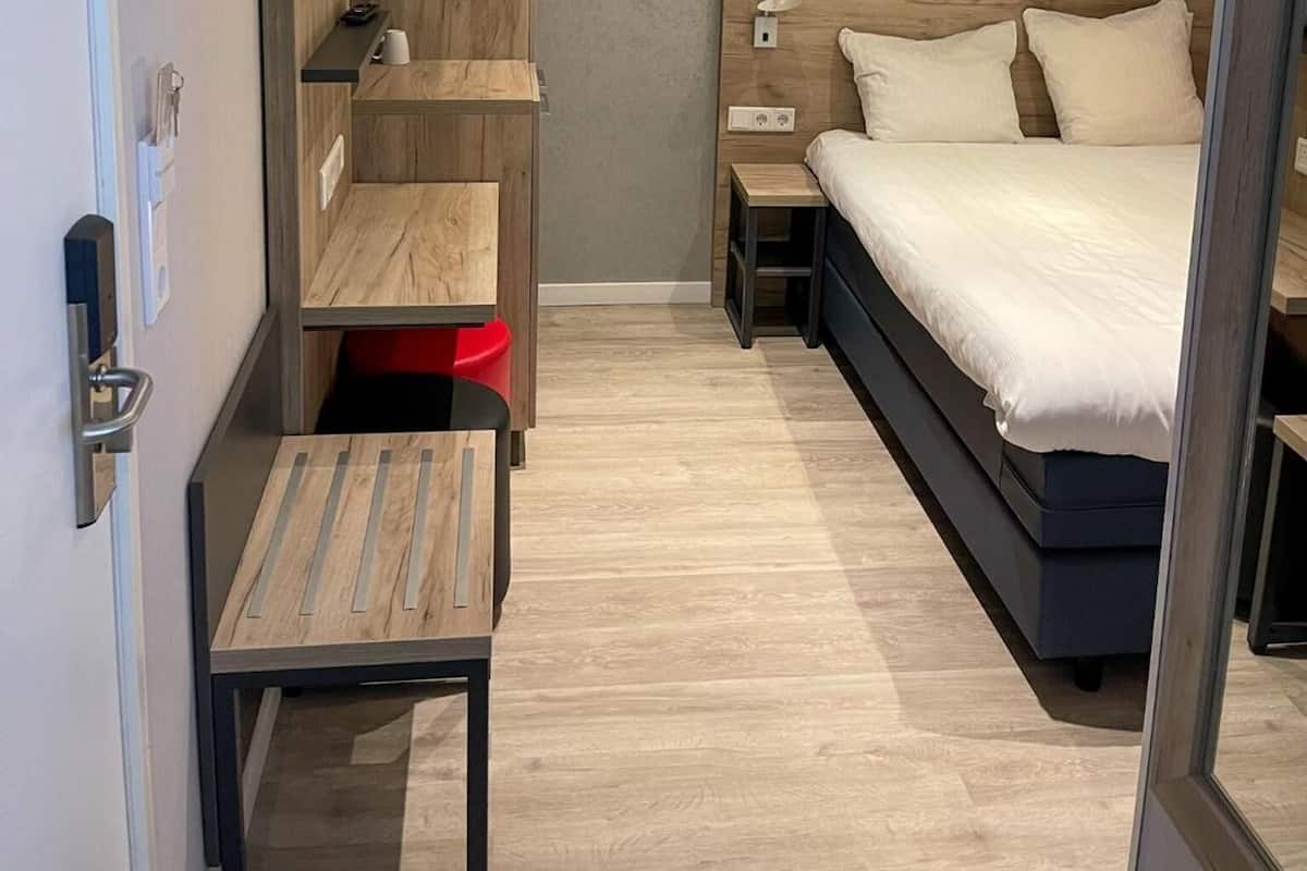 Small Double Room without window | Minibar, in-room safe, desk, soundproofing