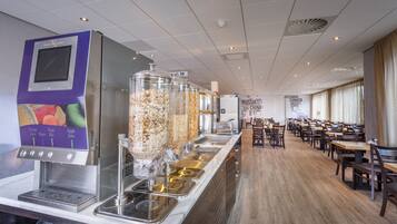 Desayuno buffet diario (EUR 15 por persona)