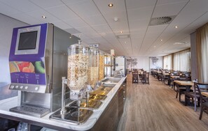 Petit déjeuner buffet (15 EUR par personne)