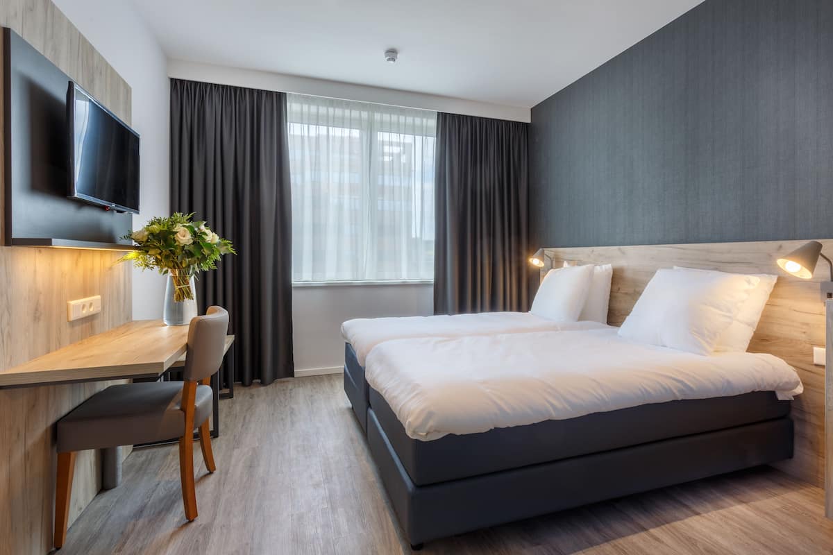 Deluxe Twin Room | Minibar, in-room safe, desk, soundproofing