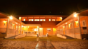 Bagian depan properti - sore/malam