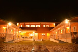 Fachada da propriedade à noite