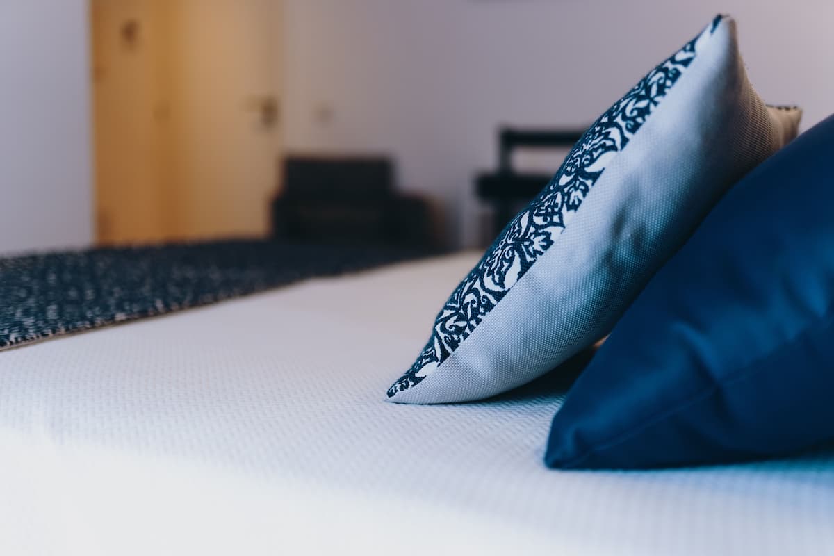 Ropa de cama de alta calidad y minibar 
