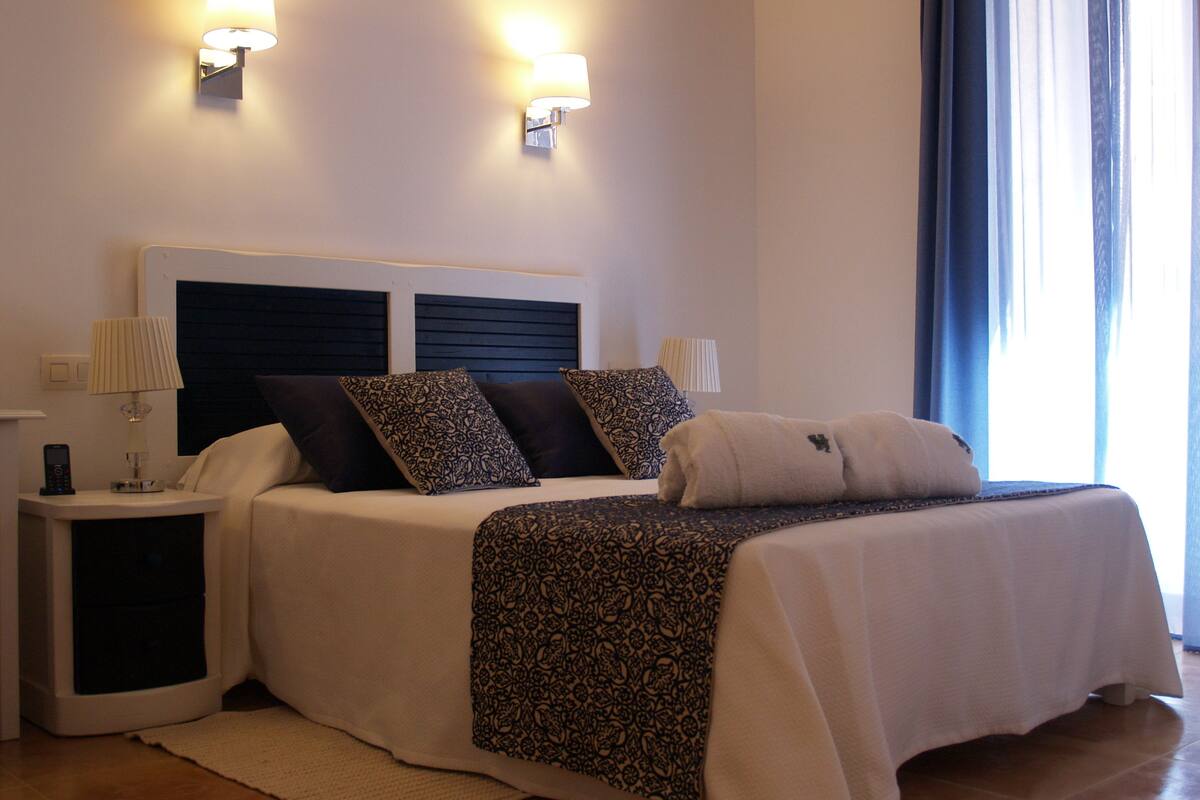 double room | premium bedding, minibar, in-room safe, individually decorated