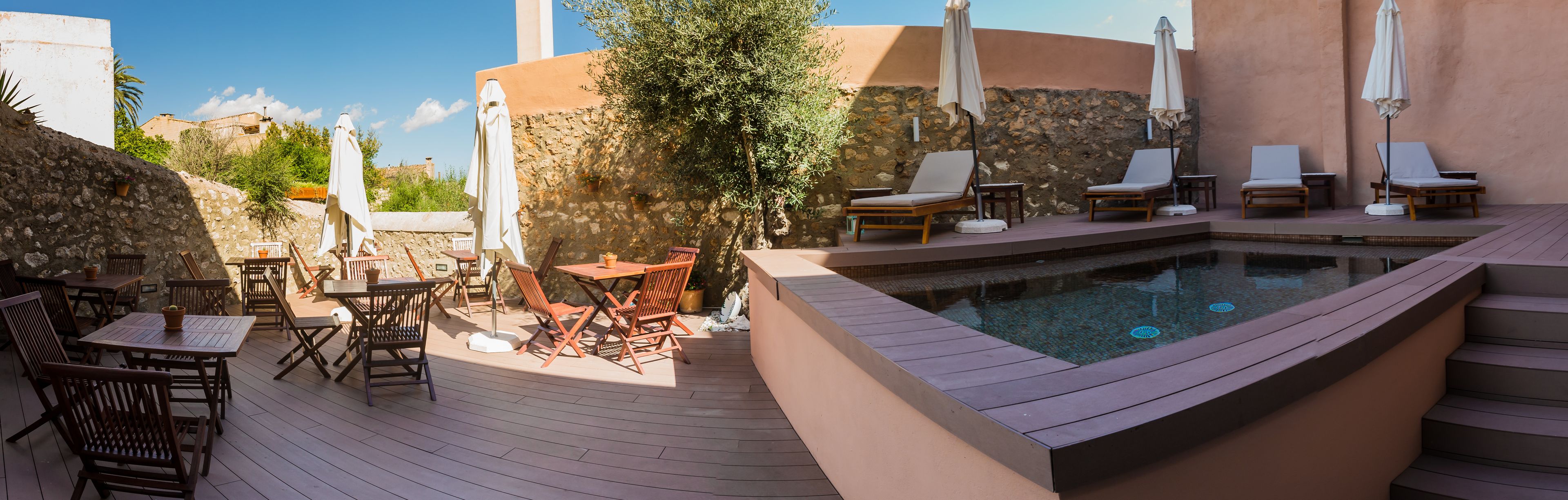 outdoor pool, pool loungers