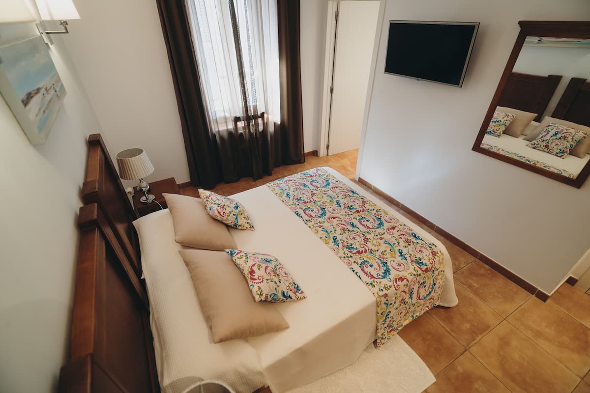 Ropa de cama de alta calidad y minibar 