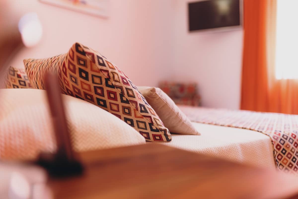 Ropa de cama de alta calidad y minibar 