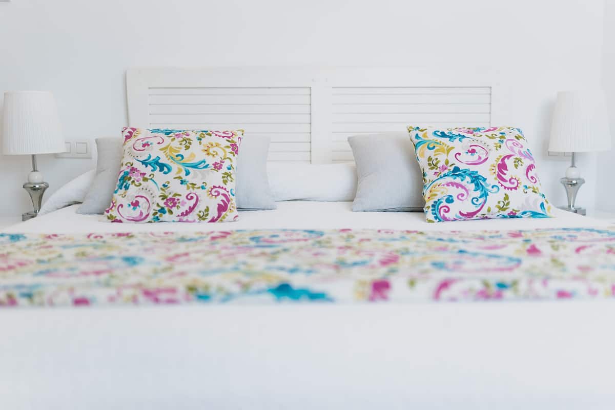 Ropa de cama de alta calidad y minibar 