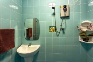 Standard Room | Bathroom | Shower, hair dryer, towels - Rice Restaurant & Rooms (Karon)