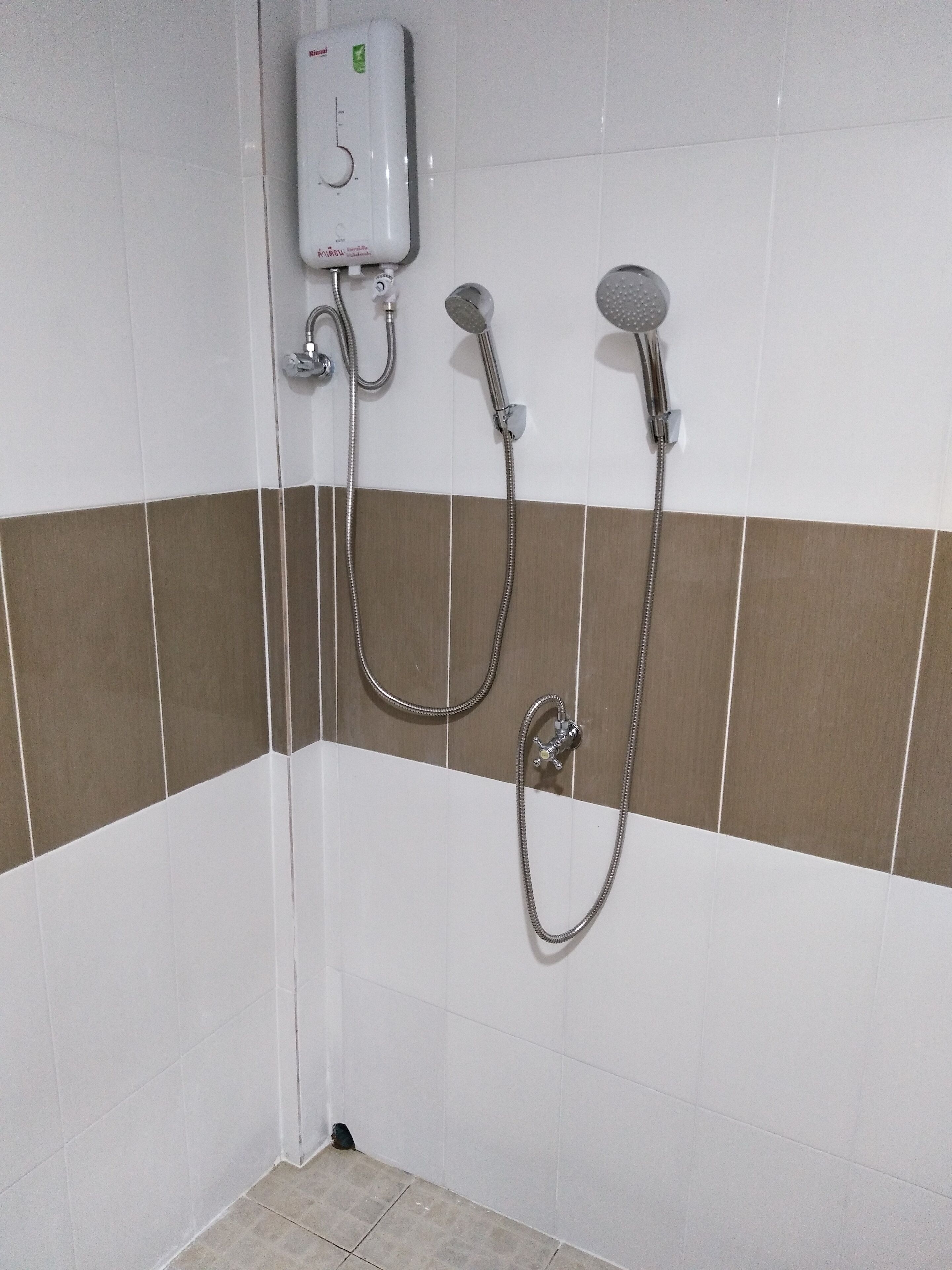 Ducha, artículos de higiene personal gratuitos y toallas