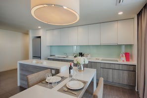 Deluxe Double Room, 1 Bedroom, City View | Private kitchen
