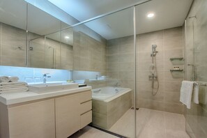 Ensemble baignoire-douche, douche cascade