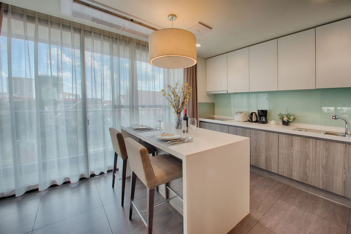 Fridge, oven, stovetop, coffee/tea maker