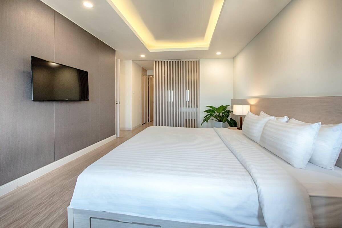 2 bedrooms, premium bedding, down duvets, pillow-top beds