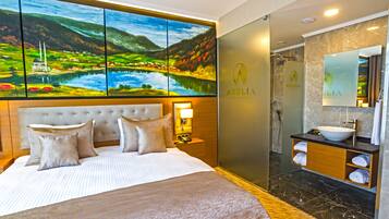 Deluxe kamer, uitzicht op stad | Luxe beddengoed, een minibar, een kluis op de kamer, een bureau