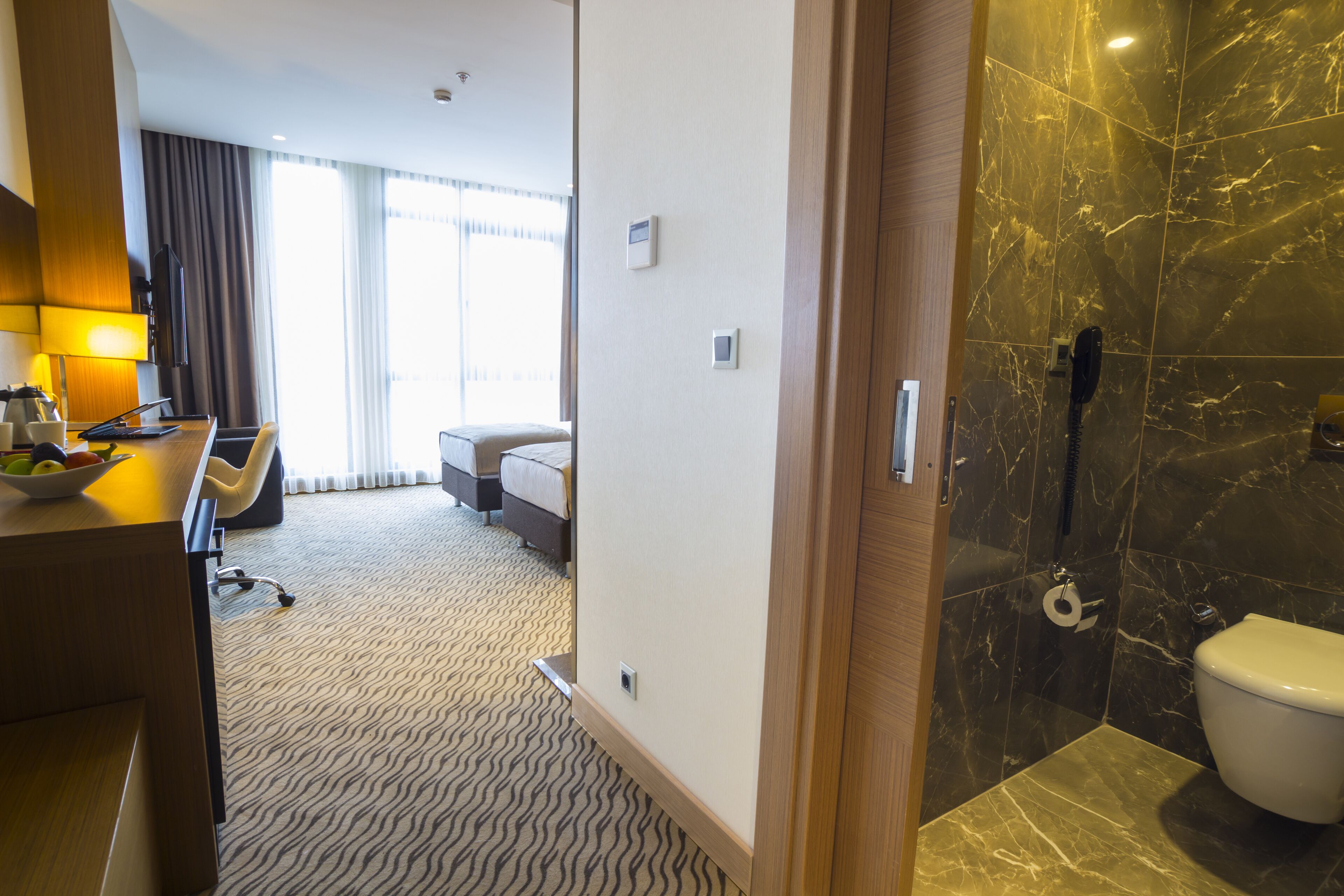 separate bathtub and shower, jetted bath, hydromassage showerhead