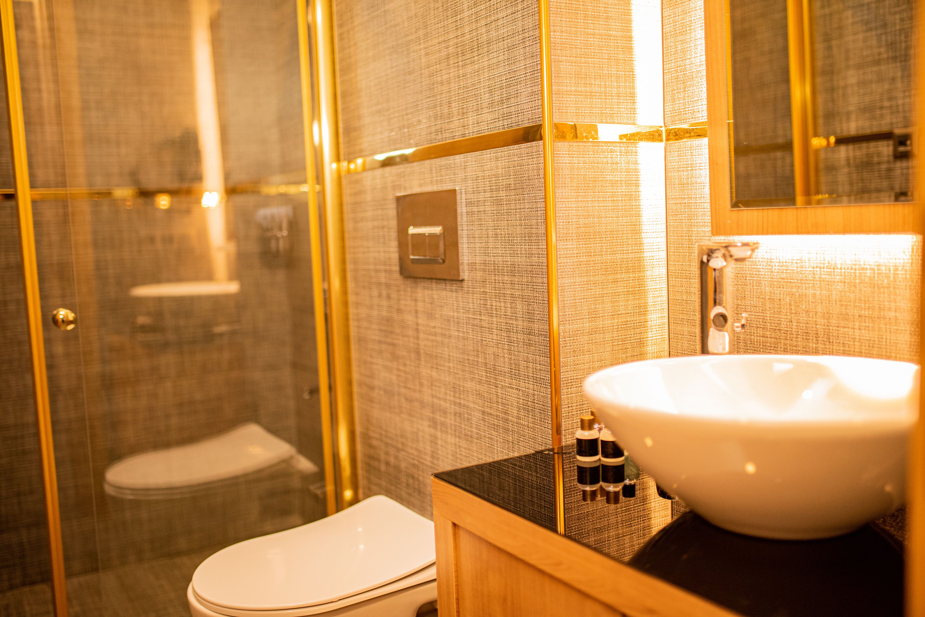 executive suite, 1 king bed, balcony, sea view | bathroom | separate bathtub and shower, jetted bath, hydromassage showerhead