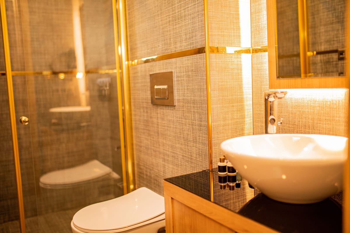 executive suite, 1 king bed, balcony, sea view | bathroom | separate bathtub and shower, jetted bath, hydromassage showerhead