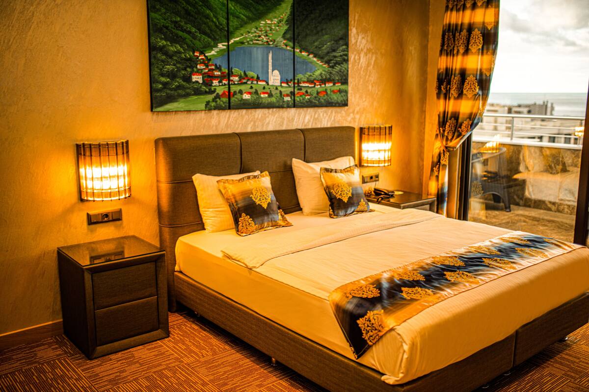 executive suite, 1 king bed, balcony, city view | premium bedding, minibar, in-room safe, desk