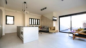 Deluxe Penthouse, 3 Bedrooms | Living room | Flat-screen TV - Holyguest - Harakevet 315 (Tel Aviv)