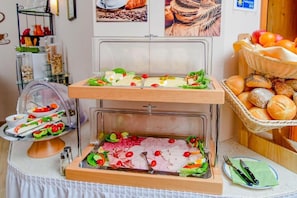 Desayuno continental diario (EUR 15.5 por persona)