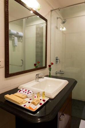 Phòng Deluxe, 1 giường đôi, không hút thuốc, phòng tắm riêng | Phòng tắm | Buồng tắm vòi sen, đồ dùng nhà tắm miễn phí, dép đi trong nhà