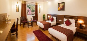 Deluxe Room, 1 Double Bed, Non Smoking, Private Bathroom | Living area
