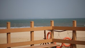 A wooden beach barrier with lifebuoys. - O Share Sweet B&B (Jinning)