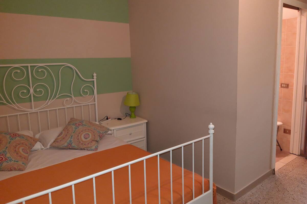 Desk, free WiFi, wheelchair access