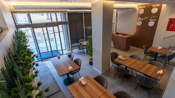 Coin salon dans le hall