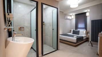 Minibar, caja de seguridad en la habitación y escritorio