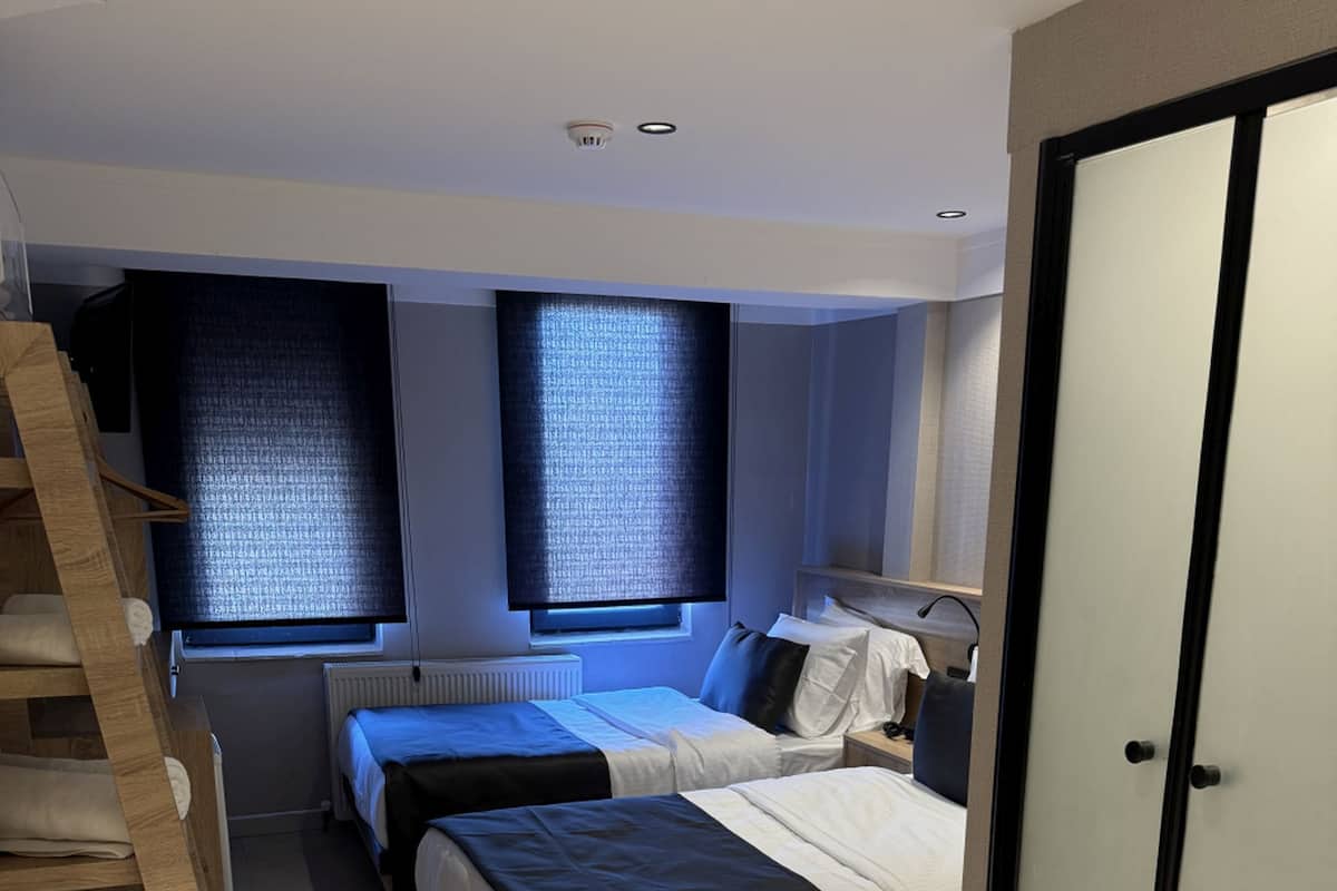 Habitación estándar con 1 cama matrimonial o 2 individuales | Minibar, caja de seguridad en la habitación y escritorio