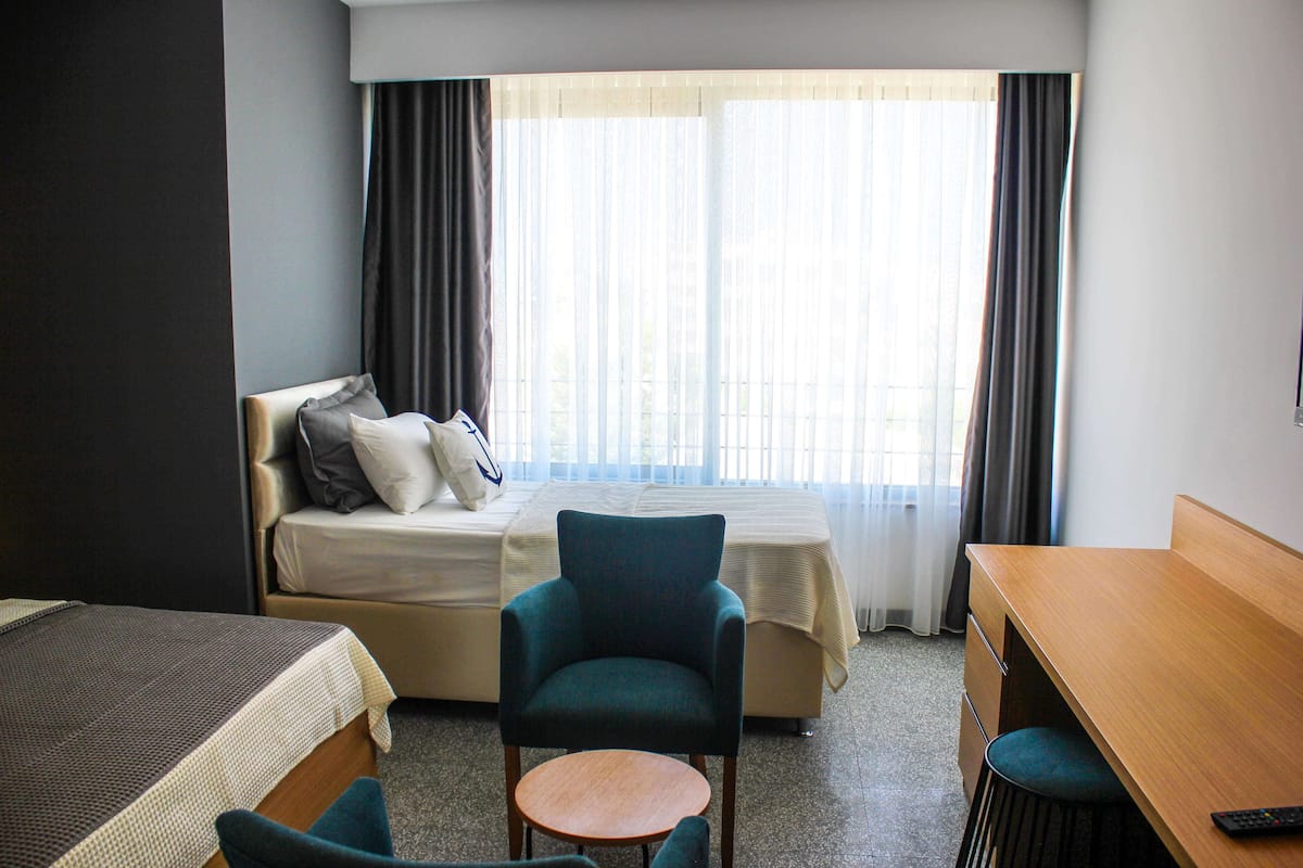 Dreibettzimmer | Kostenlose Minibar, Zimmersafe, laptopgeeigneter Arbeitsplatz